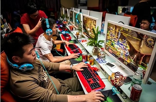 疯魔了，小伙在游戏被围殴后，喊来全班48个同学连续报仇96天