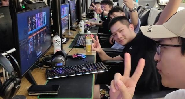 疯魔了，小伙在游戏被围殴后，喊来全班48个同学连续报仇96天