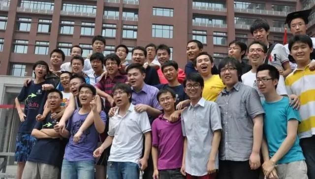 疯魔了，小伙在游戏被围殴后，喊来全班48个同学连续报仇96天