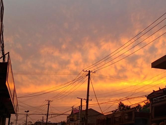 夕阳染红的街道