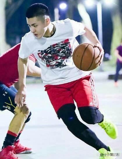 吴亦凡原名李嘉桓1号出生，吴亦凡原名李嘉恒英文名叫什么