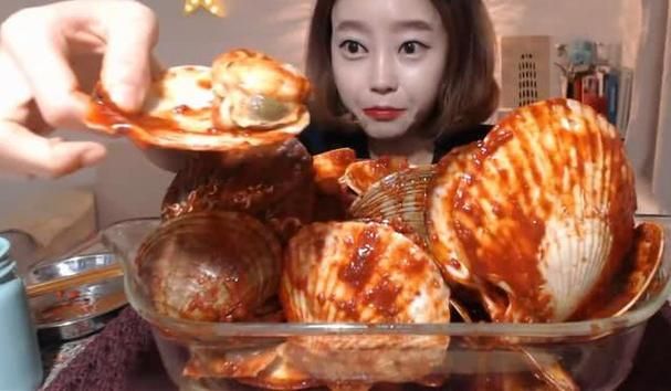 腿再打开一点就可以吃扇贝了