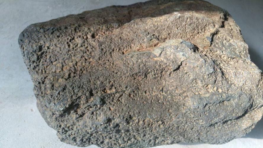 粗糙的石头是什么矿出,粗糙的石头经过认真打磨也会变得什么