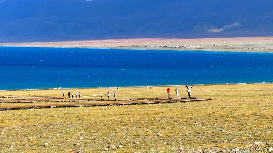 我们去大草原的湖边,等候鸟飞回来歌词，我们去大草原的湖边等候鸟飞回来下一句