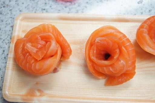 禾野玫瑰刺身:网友热议的奇葩美食