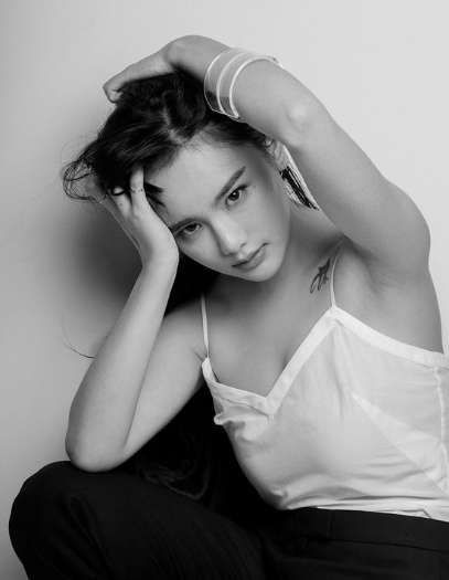 南笙男人装写真曝光  文艺小女青变身性感