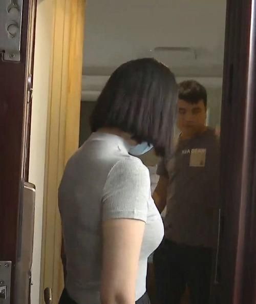 郑女士事件始末：换锁风波引热议