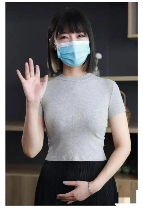 郑女士事件始末：换锁风波引热议