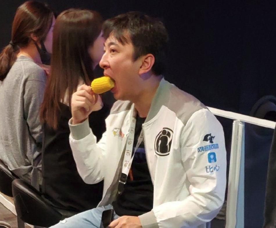 王思聪吃玉米姿势太霸气!网友纷纷模仿