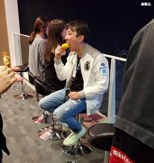 王思聪吃玉米姿势太霸气!网友纷纷模仿