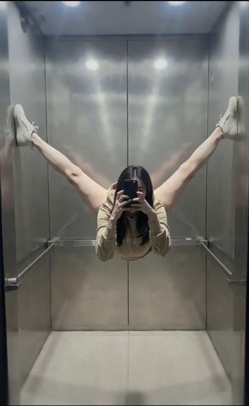 女生劈腿被抓现行，网络热议不断，我们该如何看待？