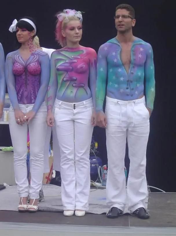 外国人体彩绘写真：艺术表达还是哗众取宠？