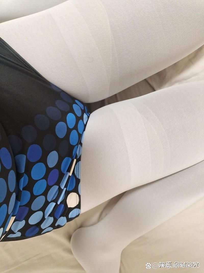 为什么男生也爱穿丝袜？舒适体验与时尚表达