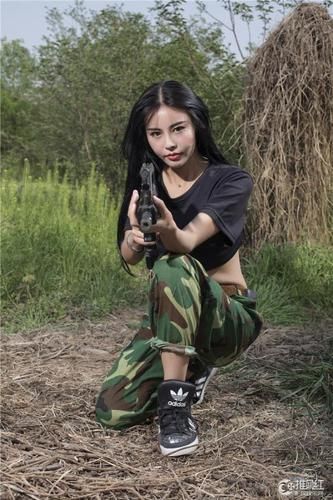 美女CS战场：劲爆身材与枪械的完美结合