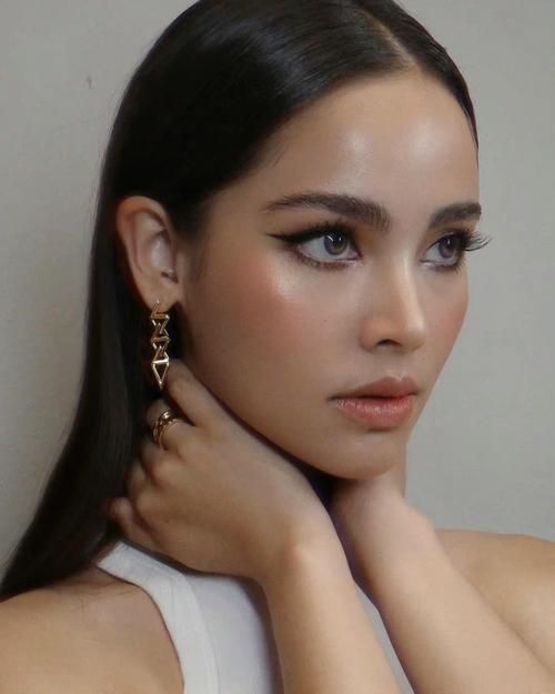 揭秘Yaya Ying：泰国女演员歌手的双面人生