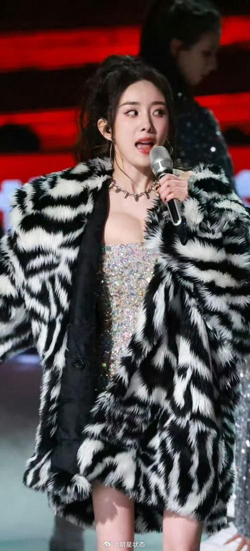 杨幂巨乳是真是假？网友热议身材比例！