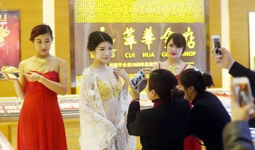 百万黄金内衣模特走秀：闪耀夺目，魅力无限