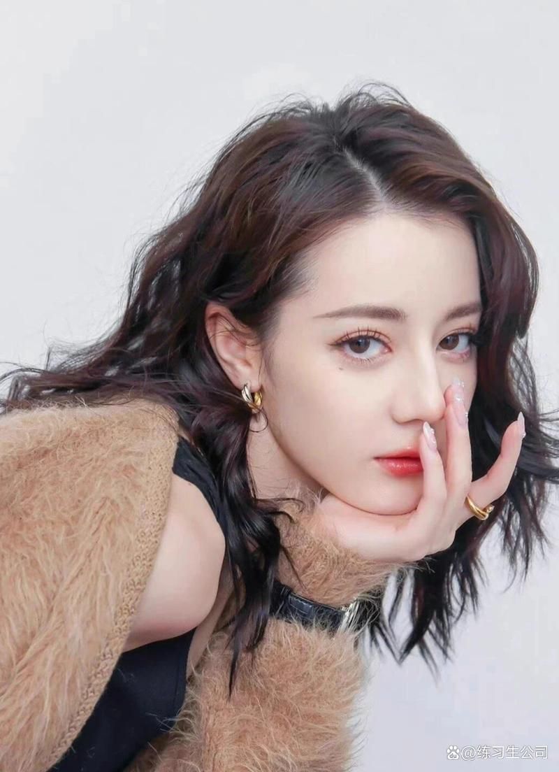 迪丽热巴最新消息：颜值依旧能打，时尚资源不断！