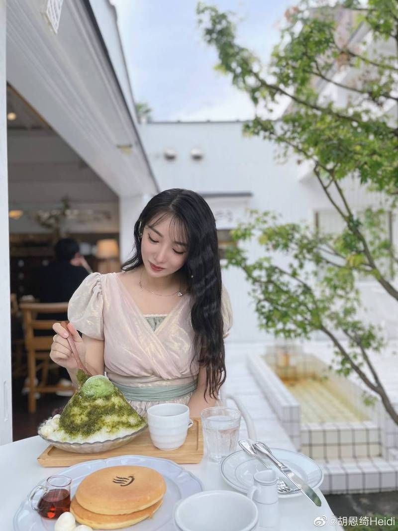 惊艳！川音校花胡恩绮泳装写真美翻全网！