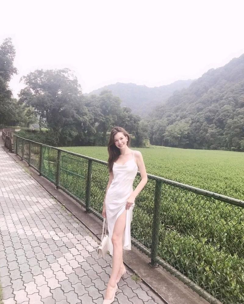 四国混血校花惊艳网络，颜值身材双爆表！