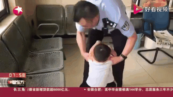 皮皮和警察玩拍人游戏咋回事？萌娃和警察互动超有爱！