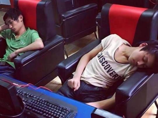 经常熬夜打游戏猝死风险高！如何健康玩游戏？