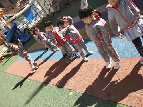 踩影子游戏适合几个人玩?多人互动的有趣玩法!