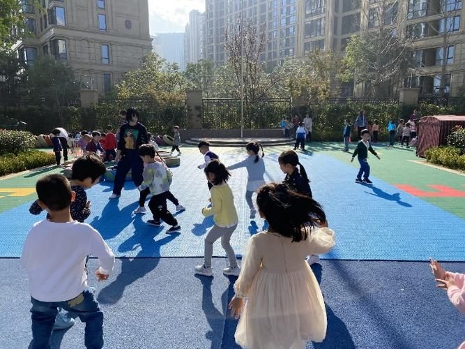 踩影子游戏适合几个人玩?多人互动的有趣玩法!