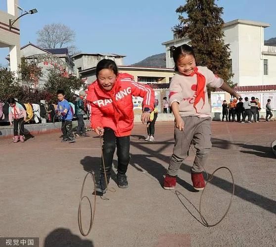 还记得小时候跳皮筋吗？经典民间游戏回忆杀！