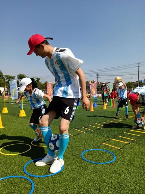 适合小学生的足球训练游戏，快乐足球从小抓起！