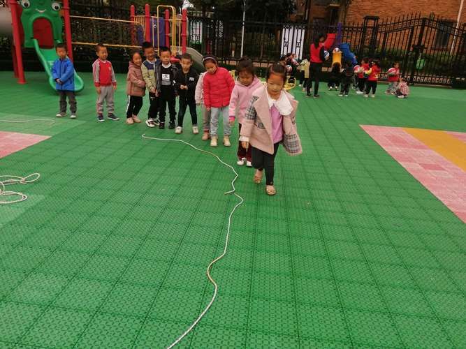 适合幼儿的户外小游戏，这几种锻炼孩子能力！