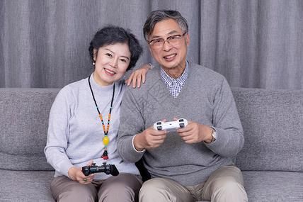 适合跟老人一起玩的游戏，这几个让老人开心！