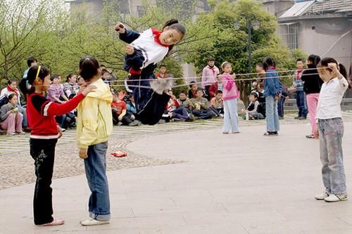 那些年长辈小时候玩的游戏，现在看来依然有趣！