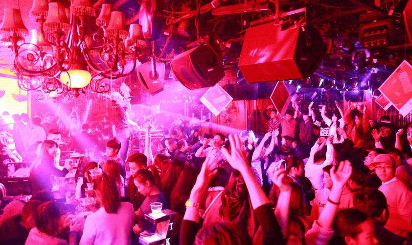 酒吧玩什么游戏有气氛?快来试试这些热门玩法!