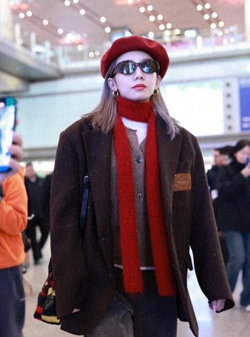 redscarf怎么搭配 红色围巾的时尚穿搭技巧分享