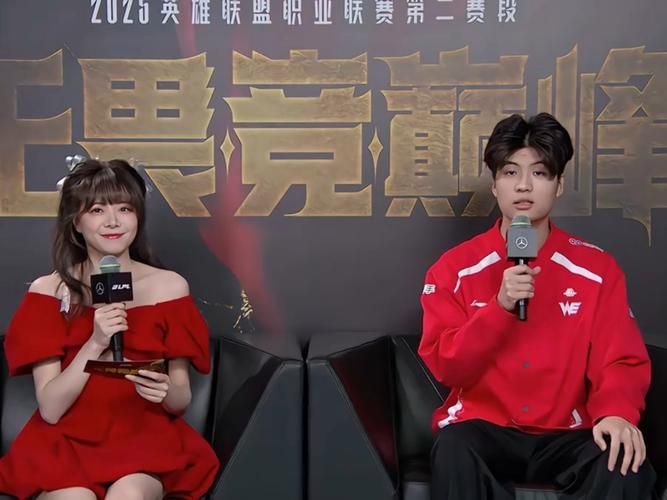 we与皇族选手对比谁的操作更秀更猛