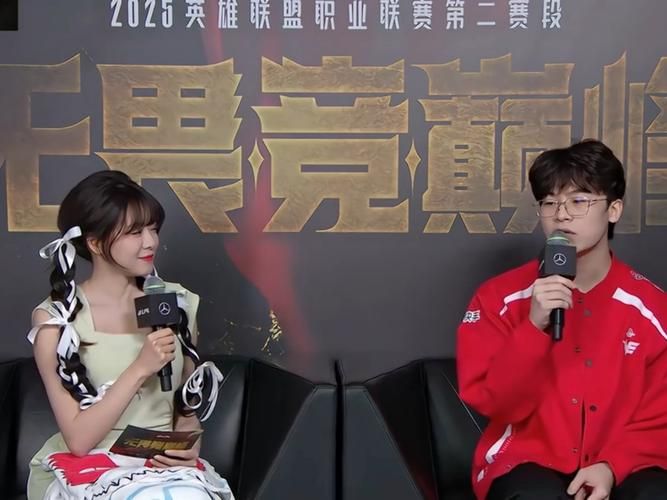 we与皇族选手对比谁的操作更秀更猛