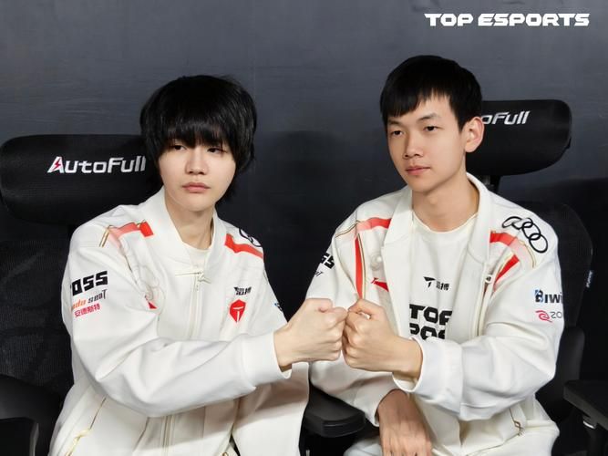 we与皇族选手对比谁的操作更秀更猛