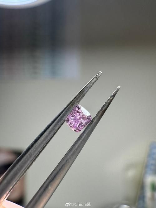 世界最大紫粉钻石震撼全球 专家解读其形成之谜