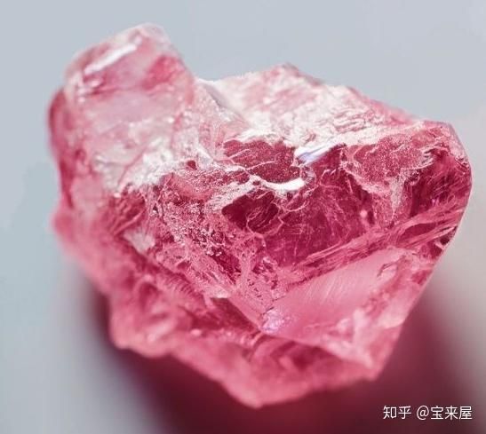 世界最大紫粉钻石震撼全球 专家解读其形成之谜