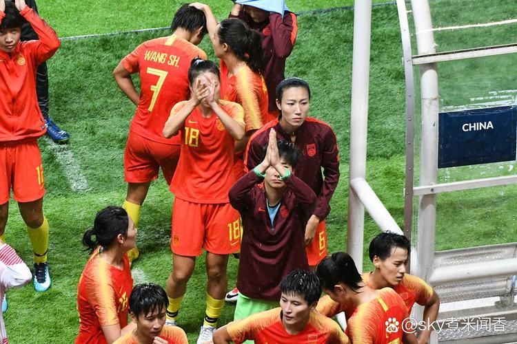 中国女足击败巴西夺冠 球迷狂欢庆祝历史性胜利