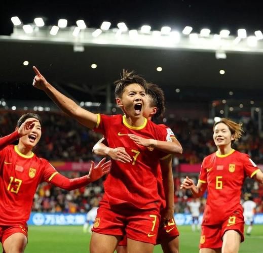 中国女足击败巴西夺冠 球迷狂欢庆祝历史性胜利