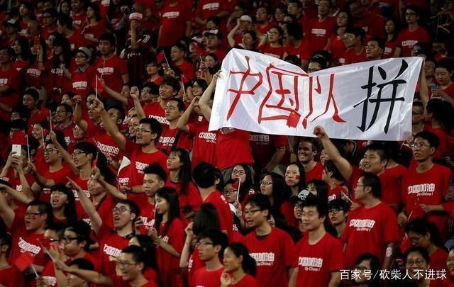 中国女足击败巴西夺冠 球迷狂欢庆祝历史性胜利