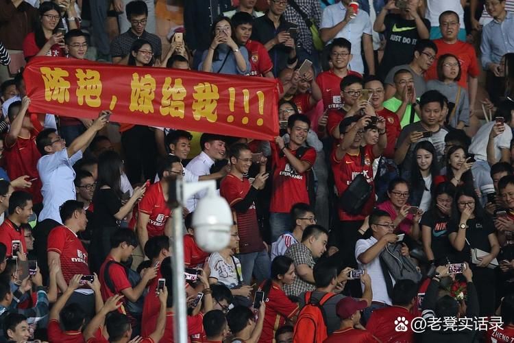 中国女足击败巴西夺冠 球迷狂欢庆祝历史性胜利