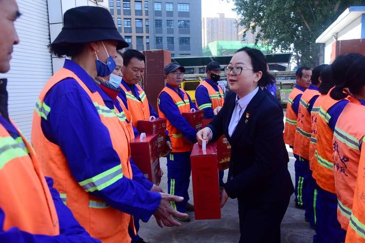 买滞销瓜赠环卫工这样的公益活动值得推广