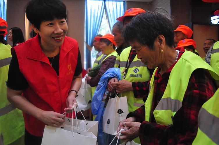 买滞销瓜赠环卫工这样的公益活动值得推广