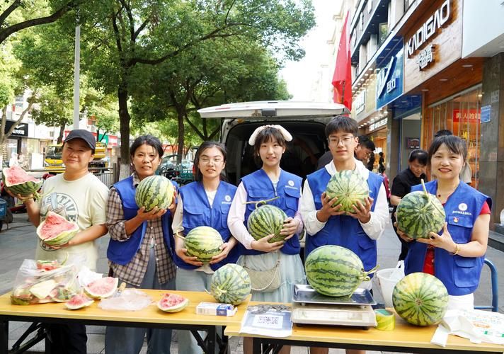 买滞销瓜赠环卫工这样的公益活动值得推广