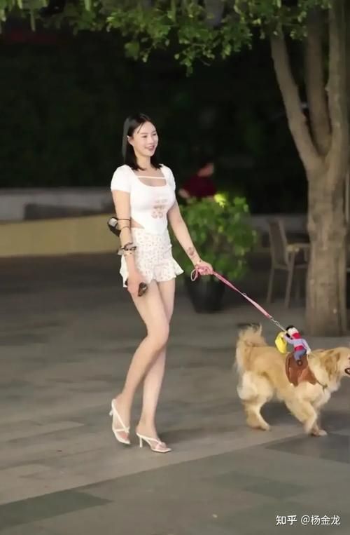 什么是齐b小短裙 这种裙子为何这么受欢迎