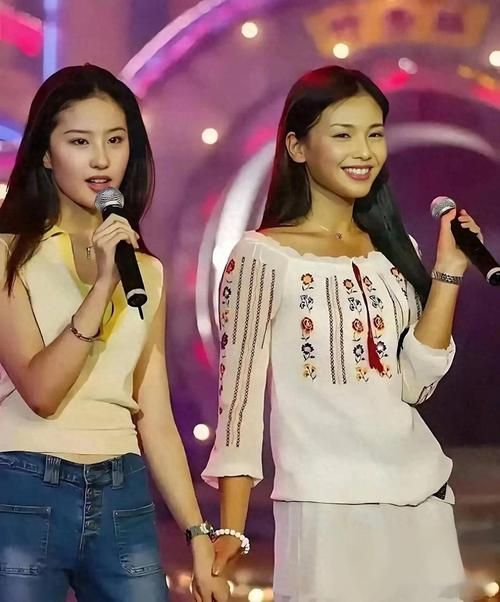刘亦菲柳岩杀青照曝光 两位女神同框画面太养眼