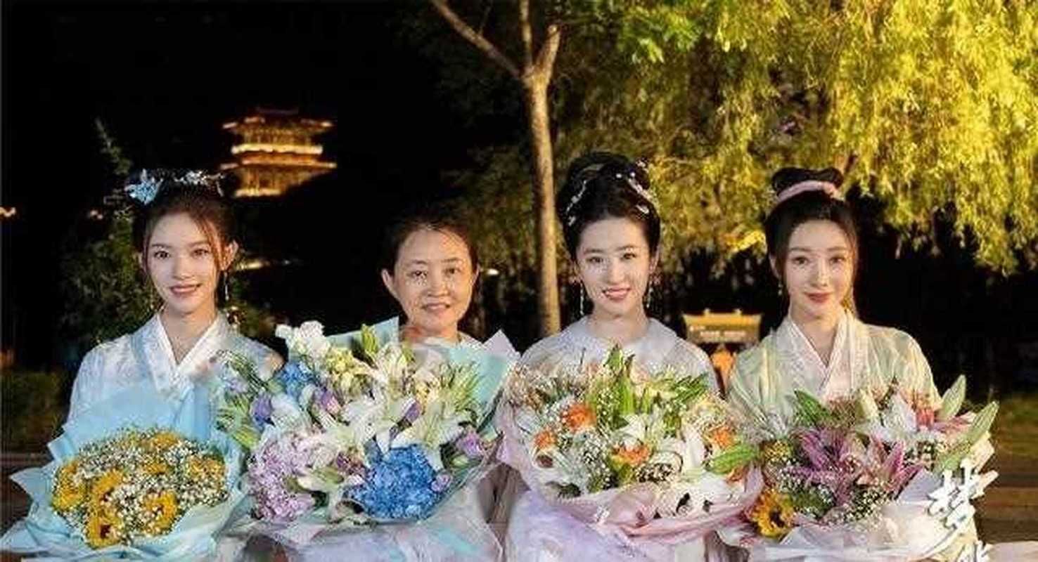 刘亦菲柳岩杀青照曝光 两位女神同框画面太养眼